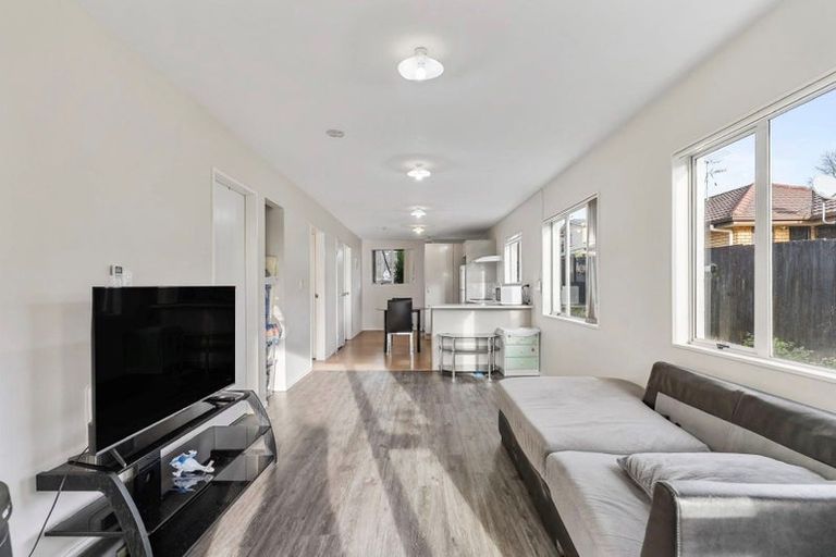 Photo of property in 9/242 Great North Road, Henderson, Auckland, 0612