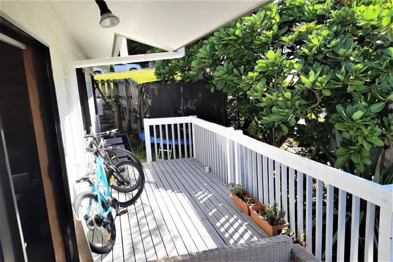 Photo of property in 16 Noeleen Street, Glenfield, Auckland, 0629