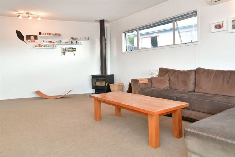 Photo of property in 43 Pohutukawa Avenue, Red Beach, 0932