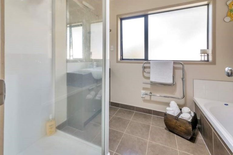 Photo of property in 20 Fairford Avenue, Henderson, Auckland, 0612