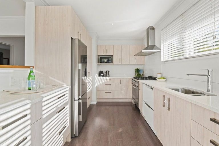 Photo of property in 5 Chevron Place, Castor Bay, Auckland, 0620