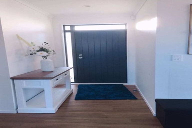 Photo of property in 2 Manutewhau Road, Massey, Auckland, 0614