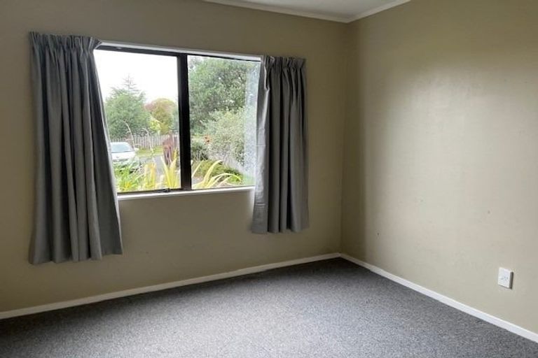 Photo of property in 32 Hassan Drive, Massey, Auckland, 0614