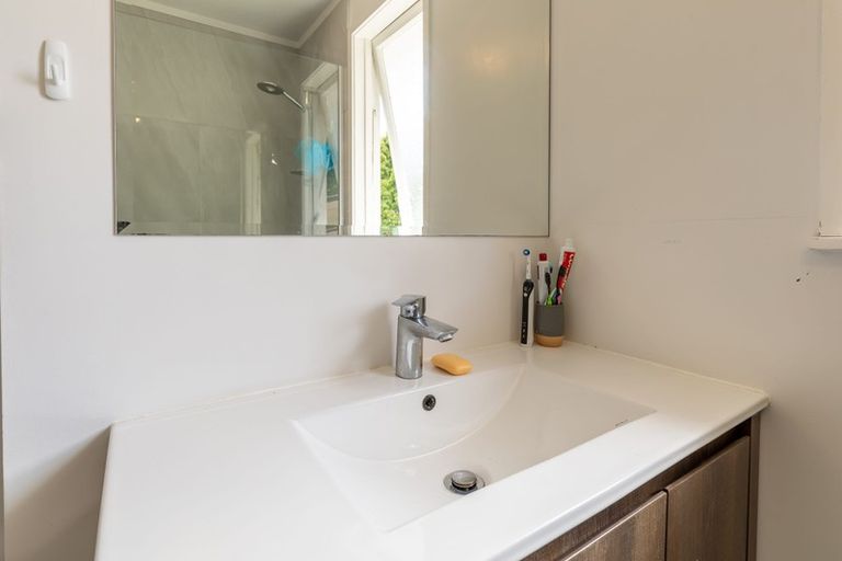 Photo of property in 21 South Lynn Road, Titirangi, Auckland, 0604