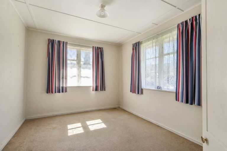 Photo of property in 35 Hewer Crescent, Naenae, Lower Hutt, 5011