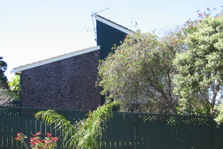 Photo of property in 2/18 Wernham Place, Northcote, Auckland, 0626