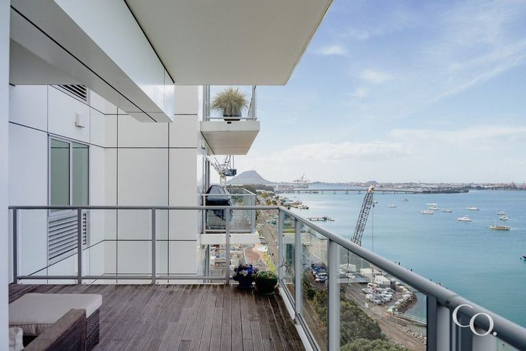 Photo of property in 72 Devonport Road, Tauranga, 3110