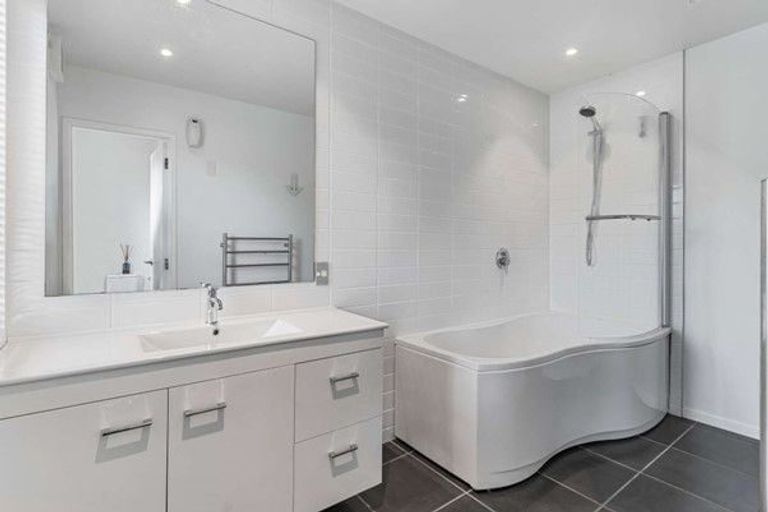 Photo of property in 2/4 Catrina Avenue, Birkenhead, Auckland, 0626