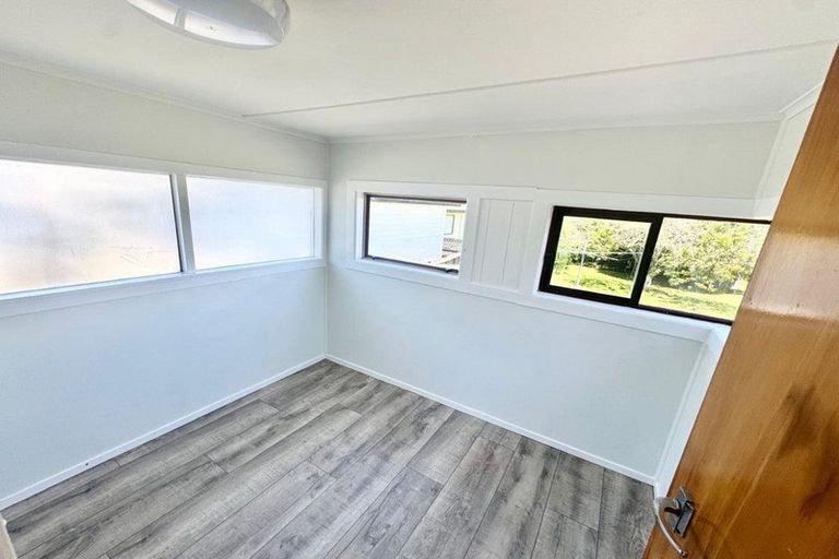 Photo of property in 11 Springside Place, New Lynn, Auckland, 0600