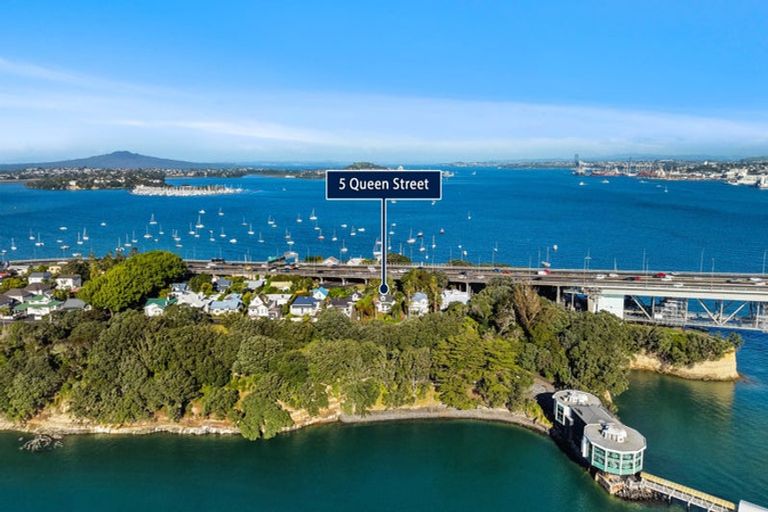 Photo of property in 5 Queen Street, Northcote Point, Auckland, 0627