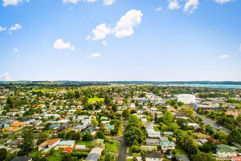 Photo of property in 24 Graham Avenue, Te Atatu Peninsula, Auckland, 0610
