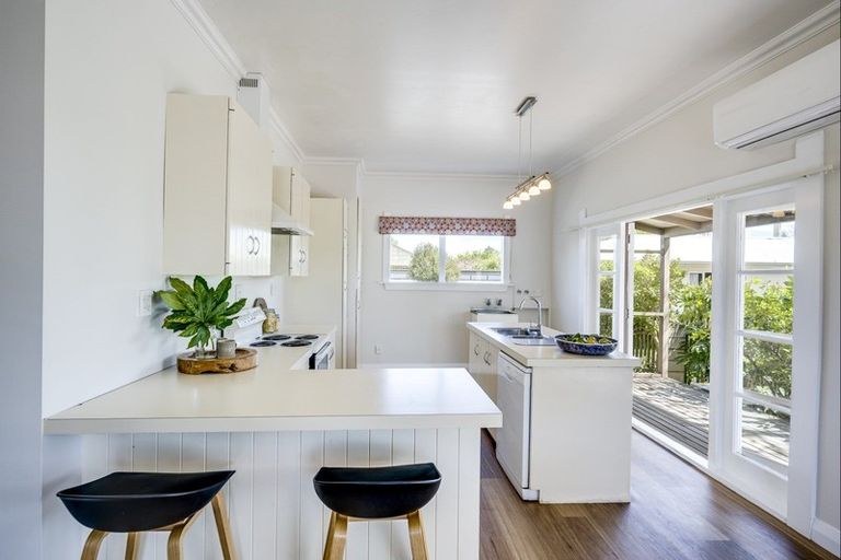 Photo of property in 3 Moeller Street, Taradale, Napier, 4112