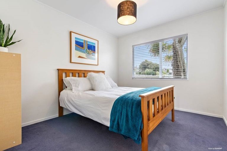 Photo of property in 12 Brookfield Road, Te Atatu Peninsula, Auckland, 0610