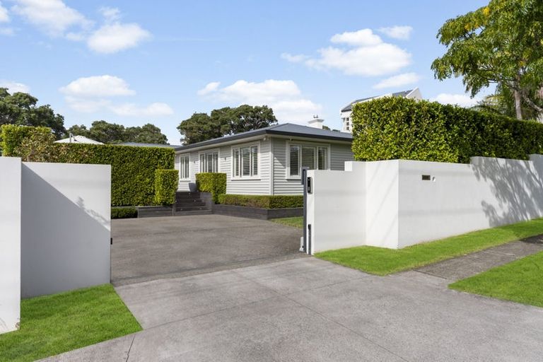 Photo of property in 21 Heath Avenue, Northcote, Auckland, 0627