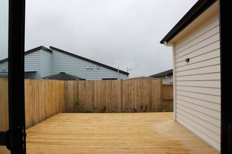 Photo of property in 17 Cronshaw Road, Karaka, 2113
