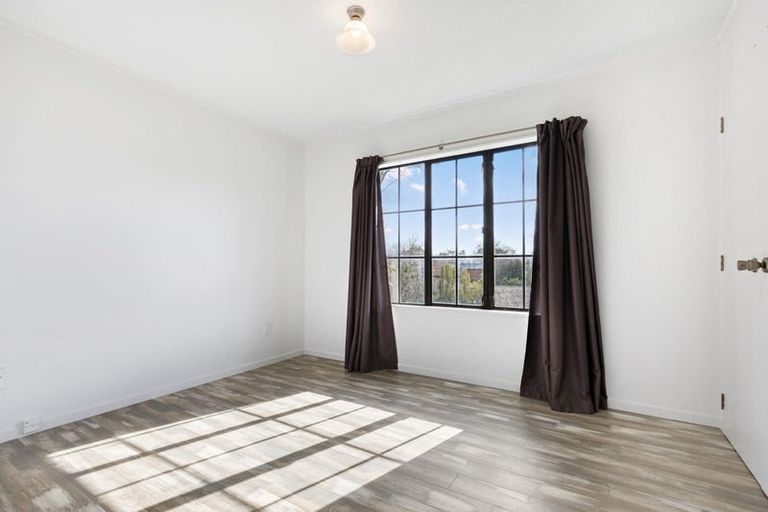 Photo of property in 14 Imperial Place, Henderson, Auckland, 0612