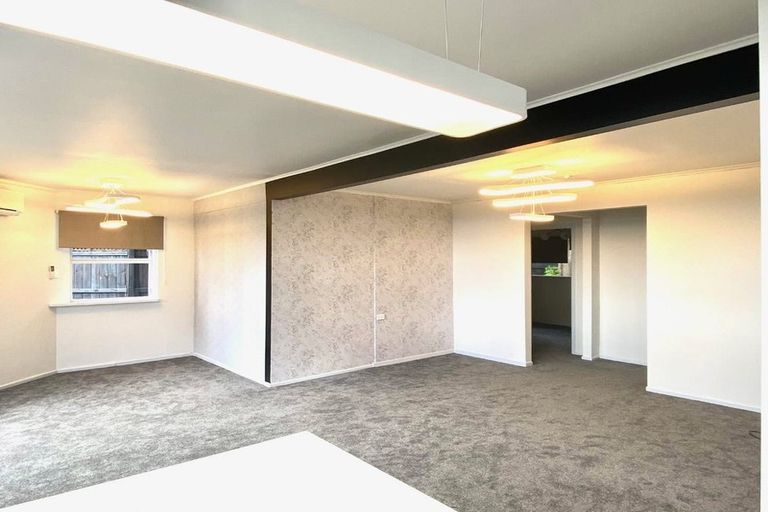 Photo of property in 240e Great North Road, Henderson, Auckland, 0612