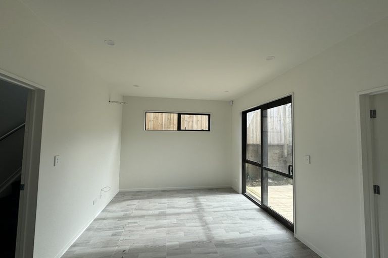 Photo of property in 15 Lowtherhurst Road, Massey, Auckland, 0614