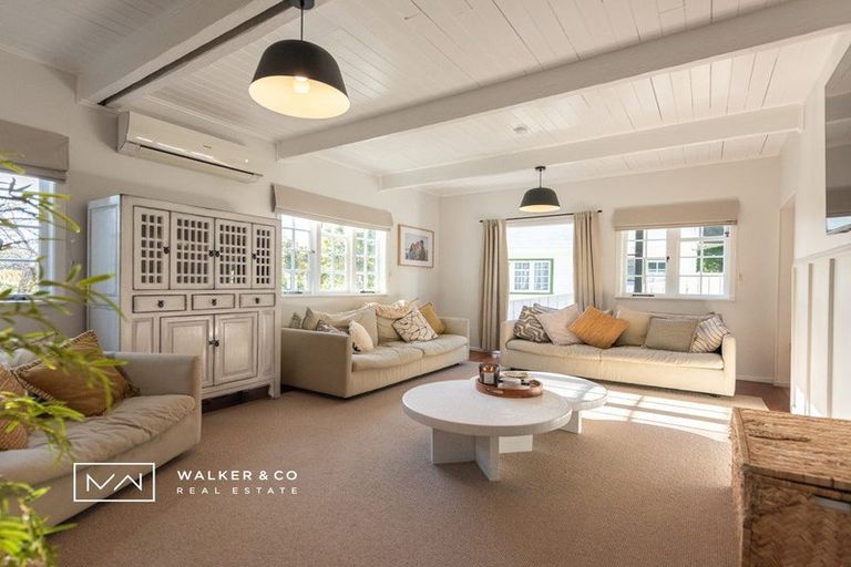 Photo of property in 4 Elmslie Road, Pinehaven, Upper Hutt, 5019