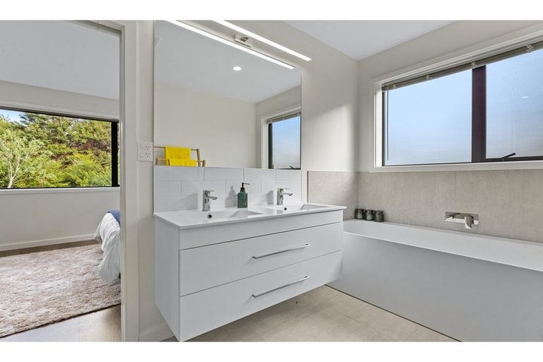 Photo of property in 5 Libertia Lane, Orewa, 0931