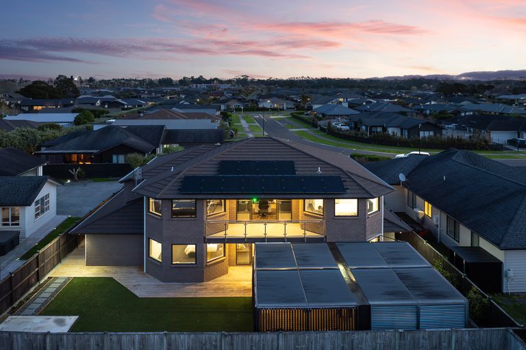 Photo of property in 14 Sir Lincoln Drive, Kumeu, 0810