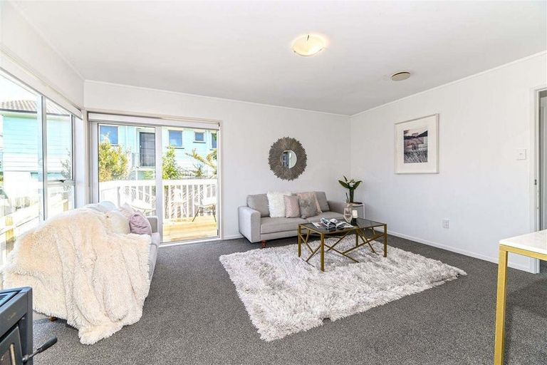 Photo of property in 380 East Coast Road, Sunnynook, Auckland, 0630