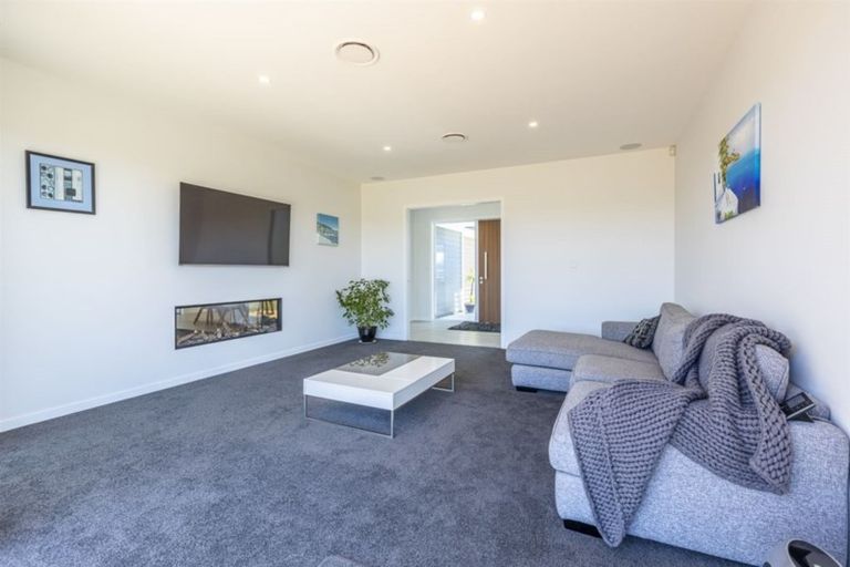 Photo of property in 33 Hartwell Drive, Kelvin Grove, Palmerston North, 4470