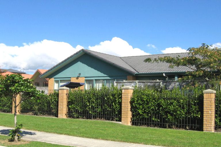 Photo of property in Waimanu Bay Village, 3/1 Piriti Drive, Te Atatu Peninsula, Auckland, 0610