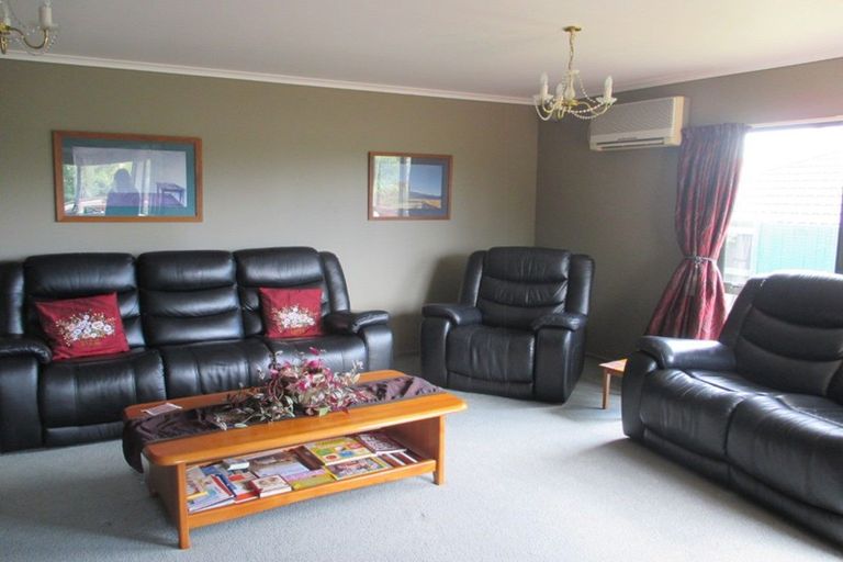 Photo of property in 19 Greenwood Place, Fitzherbert, Palmerston North, 4410