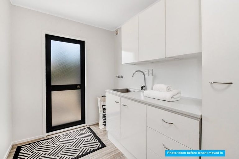 Photo of property in 1/1 Tern Place, Unsworth Heights, Auckland, 0632