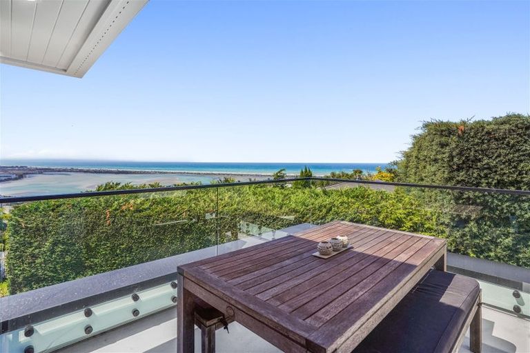 Photo of property in 2/11 Belleview Terrace, Mount Pleasant, Christchurch, 8081