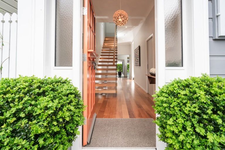 Photo of property in 35 Queen Street, Mount Victoria, Wellington, 6011