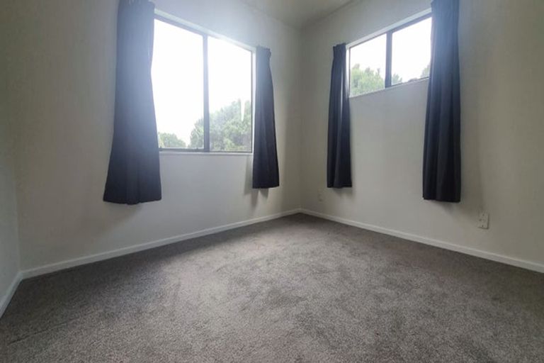 Photo of property in 2/18 Eulogy Place, Randwick Park, Auckland, 2105