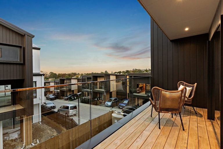 Photo of property in 24 Milenio Crescent, Windsor Park, Auckland, 0632