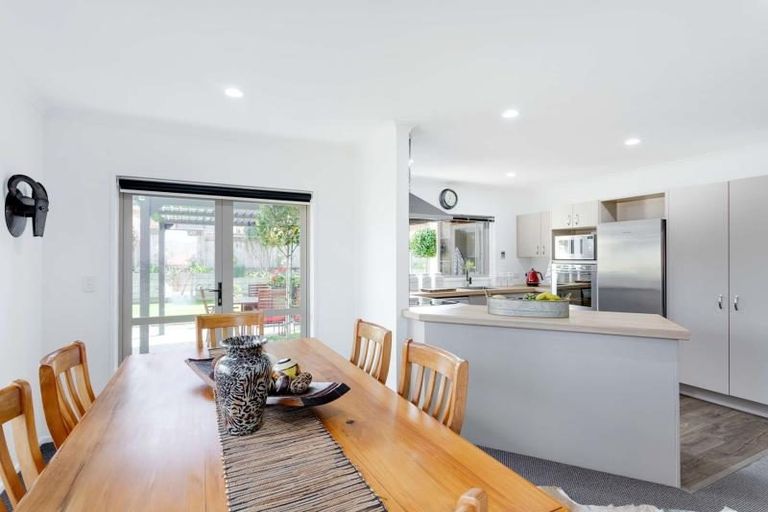 Photo of property in 18 Mcewen Crescent, Riverstone Terraces, Upper Hutt, 5018