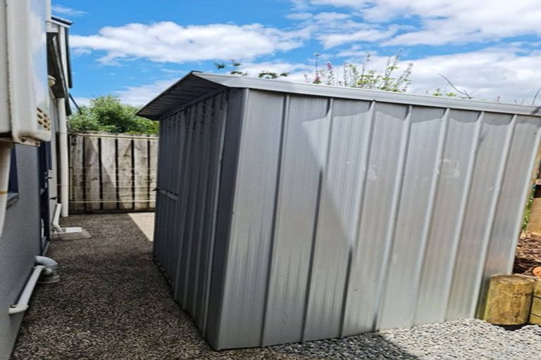 Photo of property in 1/35 Highgrove Lane, Totara Vale, Auckland, 0632