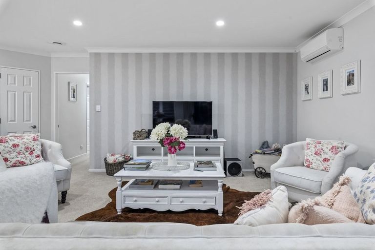 Photo of property in 12 Veronica Close, Red Beach, 0932