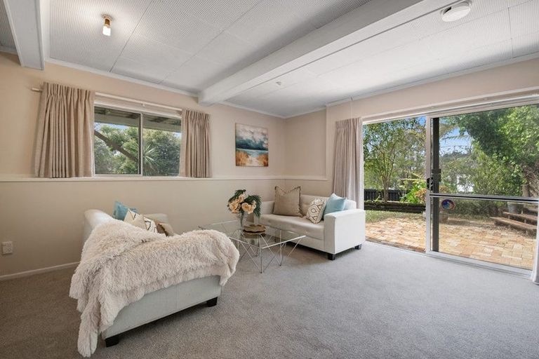 Photo of property in 1 Wanita Place, Totara Vale, Auckland, 0629