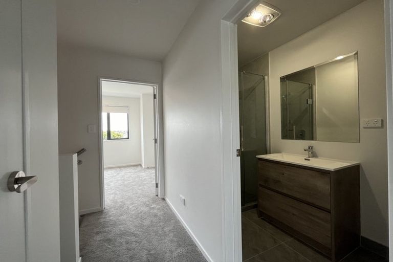 Photo of property in 5 Paetai Lane, Te Atatu Peninsula, 0610