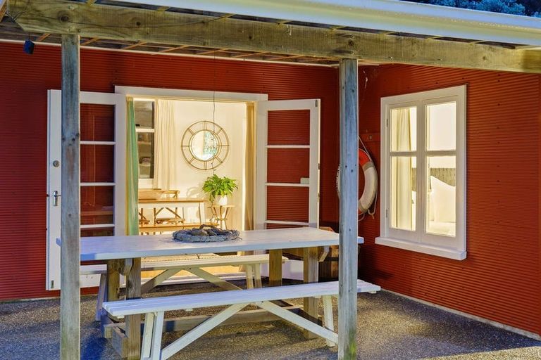 Photo of property in 42 Field Way, Waikanae Beach, Waikanae, 5036