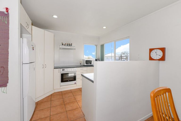 Photo of property in 60 Hewlett Road, Massey, Auckland, 0614
