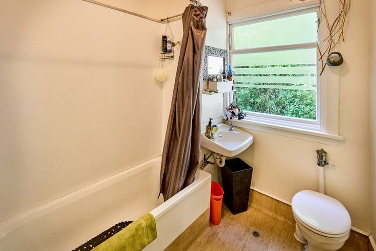 Photo of property in 122 Oriental Parade, Oriental Bay, Wellington, 6011