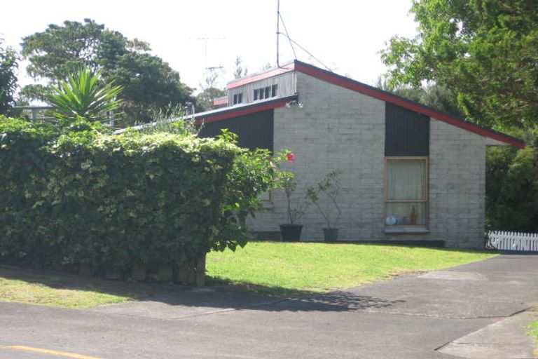 Photo of property in 2/8 Mulberry Place, Glenfield, Auckland, 0629