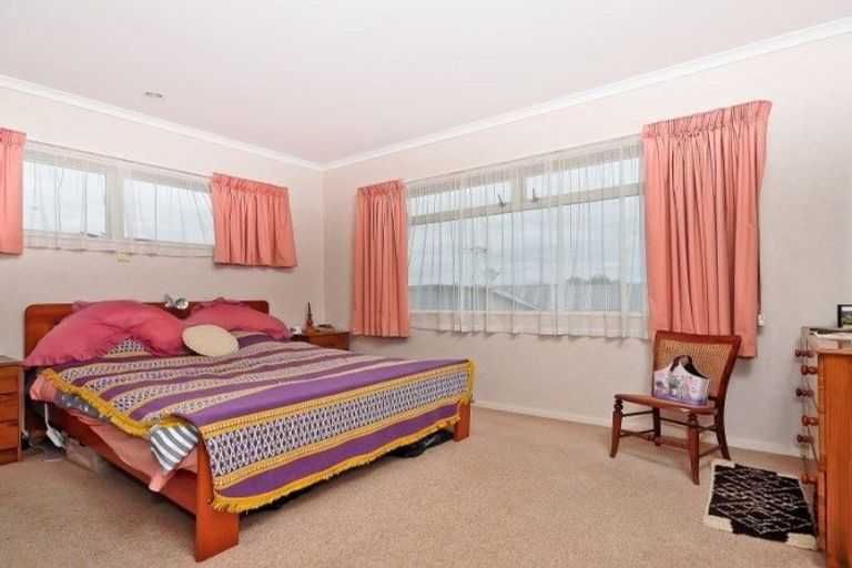 Photo of property in 8 Hollinger Place, Nawton, Hamilton, 3200