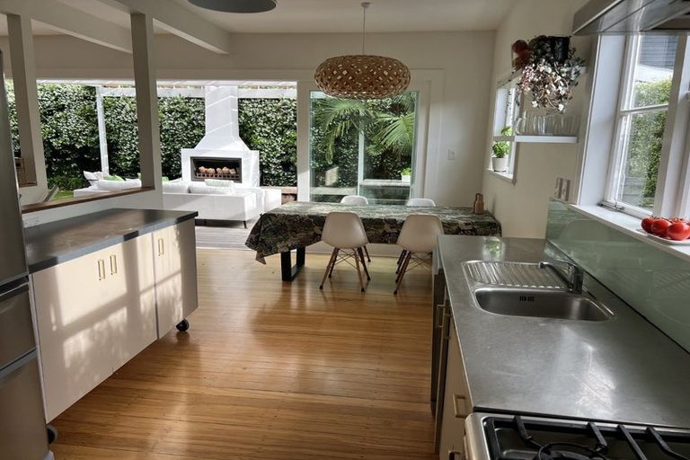 Photo of property in 2/192 Queen Street, Northcote Point, Auckland, 0627