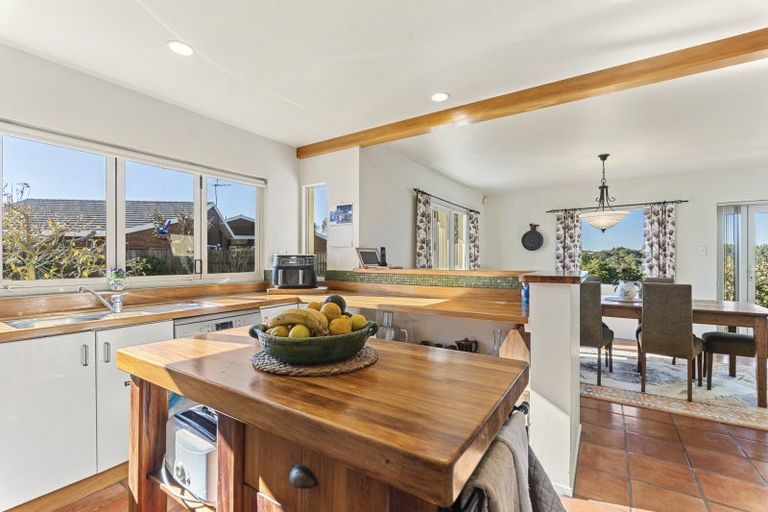 Photo of property in 3 Waiwera Place, Merrilands, New Plymouth, 4312