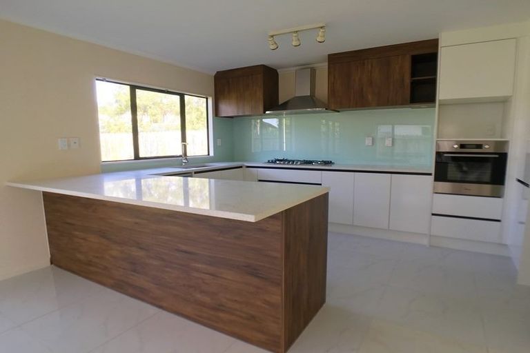 Photo of property in 32 Riverstone Road, Te Atatu Peninsula, Auckland, 0610