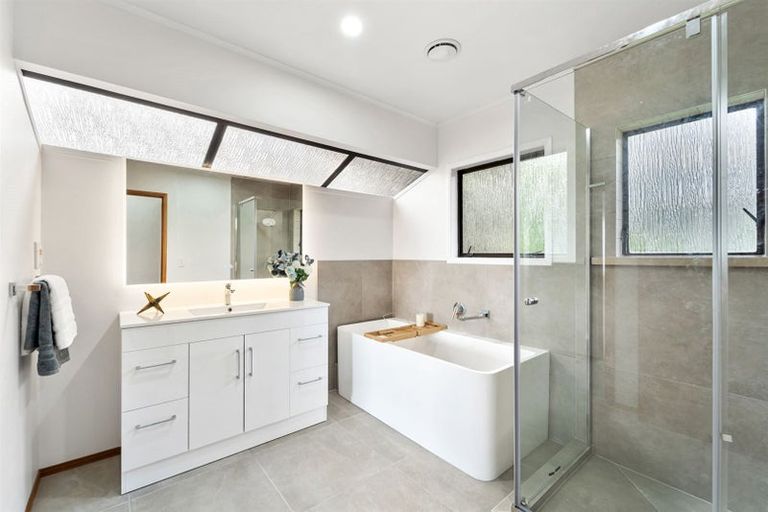 Photo of property in 2/23 Ridge Road, Waiake, Auckland, 0630
