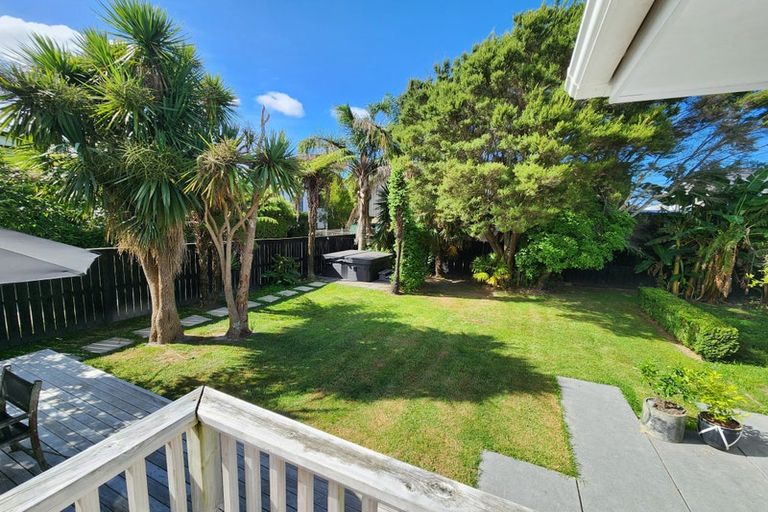 Photo of property in 7 Renata Crescent, Te Atatu Peninsula, Auckland, 0610