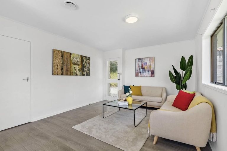Photo of property in 2/12 Hollyhock Place, Browns Bay, Auckland, 0630